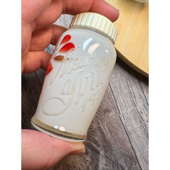 Vintage 1950s Bessie & Jessie Milk Glass Salt and Pepper Shakers – Hand Painted - Picture 6 of 7